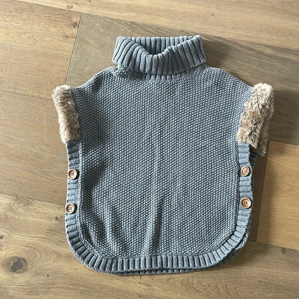 Aspen Kids Knit Cape Sweater w/ Side Buttons and Faux Fur Trim Size 7-8 Years
